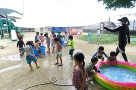 日除けの下で水遊び